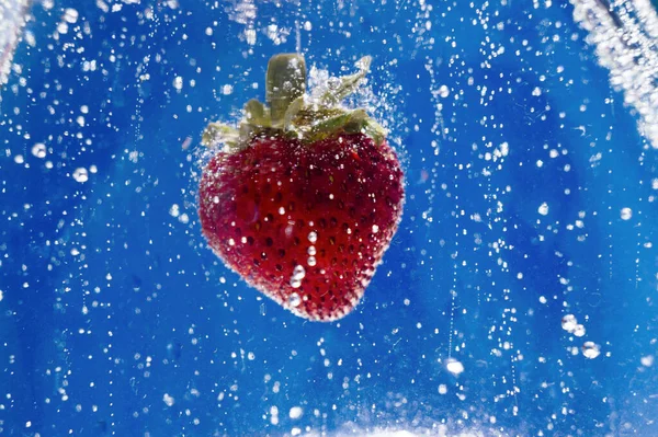 Closeup Fresh Delicious Strawberry Floating Water — Stock Photo, Image