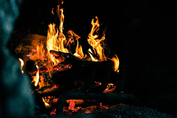 Primo Piano Una Fiamma Fuoco Rosso Fuoco Uno Sfondo Scuro — Foto Stock