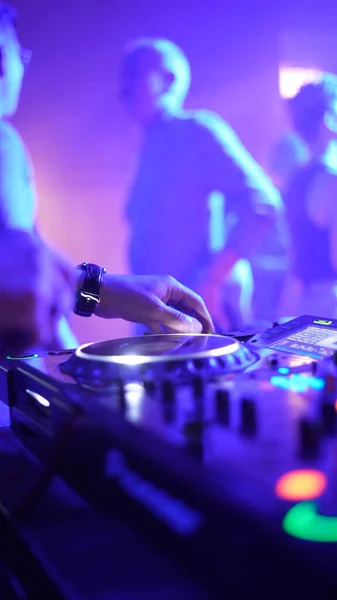 Vertical Selective Focus Hand Controlling Music His Set Party Club — Stock Photo, Image