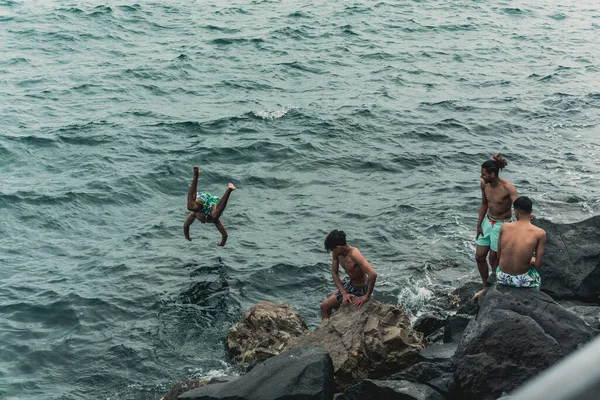 Tiro Ángulo Alto Los Niños Jugando Agua Lado Del Puerto —  Fotos de Stock