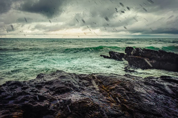 雨の中 岩の多い海岸と海の美しいショット — ストック写真