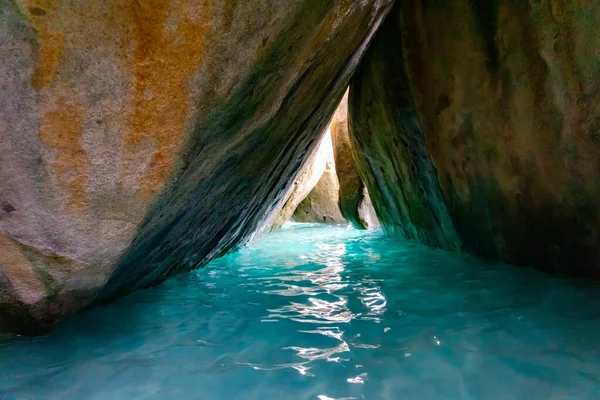 Ein Wasserstrom Der Unter Den Felsen Fließt — Stockfoto