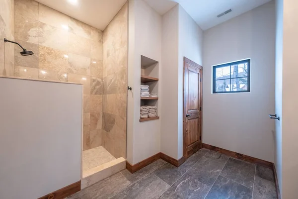Moderní Interiér Koupelny Sprchou Bílými Stěnami Ručníky Uloženými Skříni — Stock fotografie