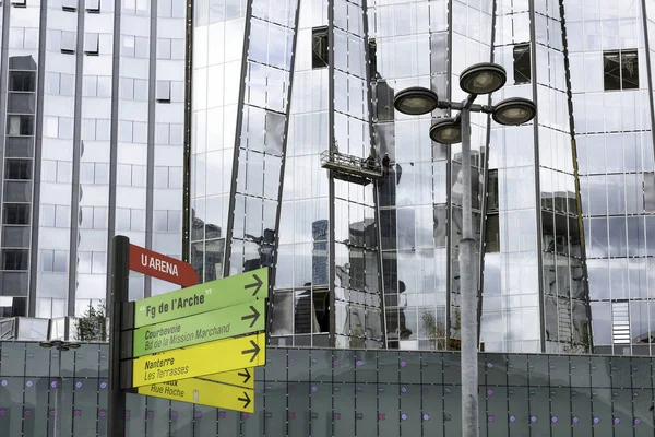 유리로 현대식 건물에 대항하는 방향을 거리의 평판이 — 스톡 사진