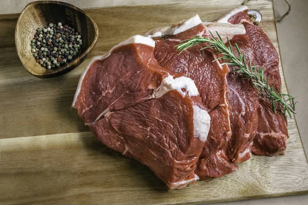 板の上から見た生肉の切り身とスパイス — ストック写真