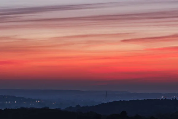 Krásný Výhled Západ Slunce Nad Městem Rudé Oblačné Obloze — Stock fotografie