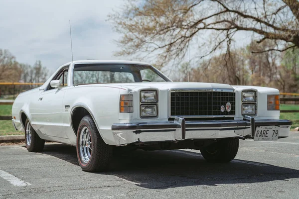 Een Prachtige Shot Van Voorkant Van Een 1979 Witte Ford — Stockfoto