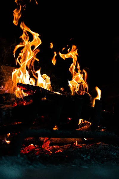 暗い背景に赤い炎の炎の垂直ショット — ストック写真