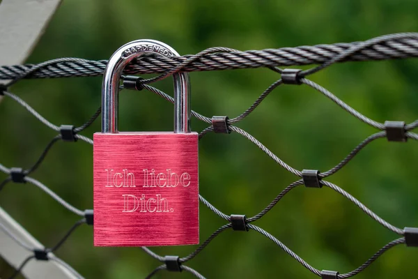 Hou Van Geschreven Het Duits Een Hangslot Vergrendeld Aan Een — Stockfoto