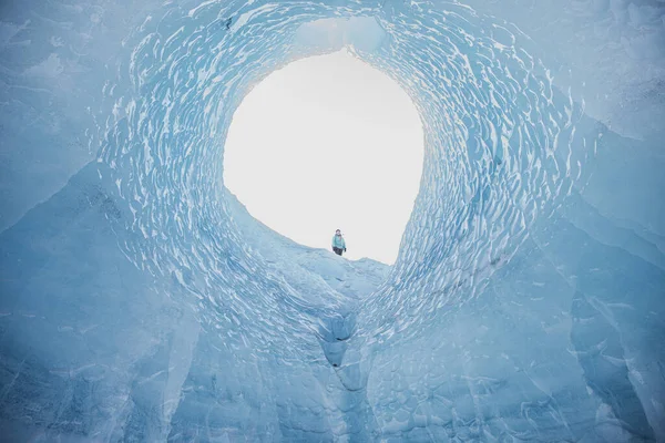 Снимок Силуэта Человека Смотрящего Вниз Ледяную Пещеру — стоковое фото