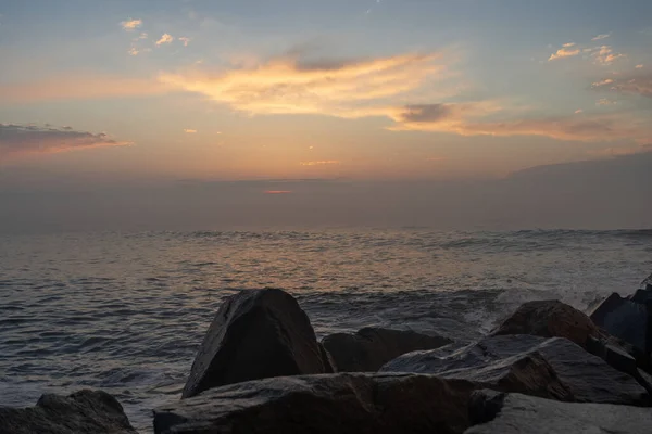 Die Wunderschöne Meereslandschaft Vom Felsigen Ufer Bei Sonnenuntergang — Stockfoto