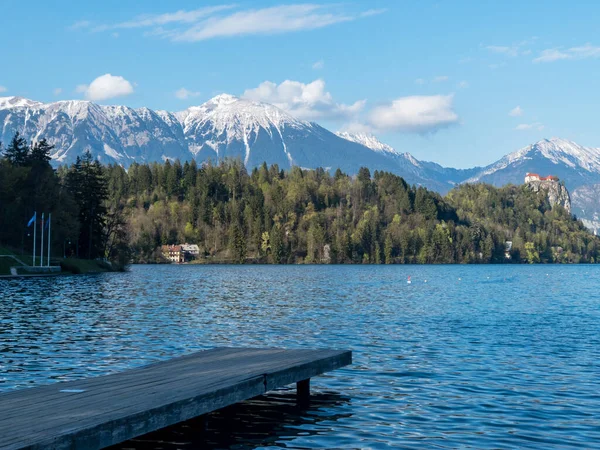 Прекрасный Вид Снежные Горные Вершины Озера Блед Словении — стоковое фото