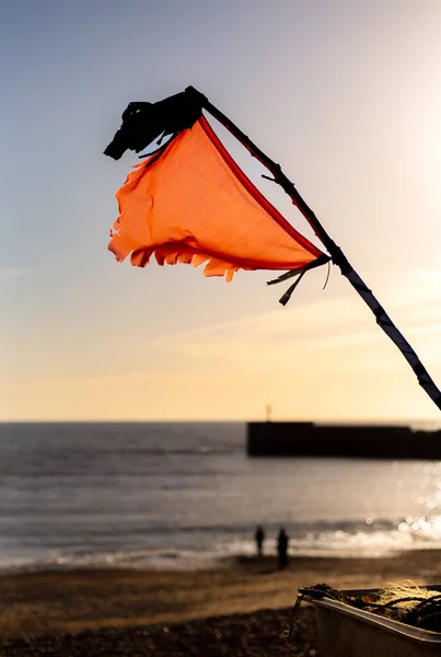 Primer Plano Una Bandera Naranja Palo Una Orilla Agua Que — Foto de Stock