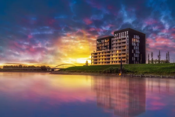 Hermosa Puesta Sol Sobre Río Edificio Orilla Deventer Países Bajos — Foto de Stock