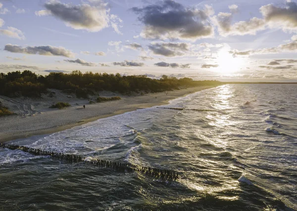 Pôr Sol Outono Sobre Costa Onde Pessoas Caminham Surfistas Andam — Fotografia de Stock