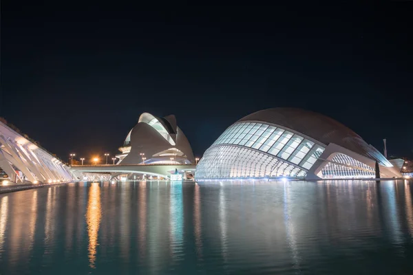 Nocne Niebo Nad Oświetlonym Miastem Sztuki Nauki Walencji Hiszpania — Zdjęcie stockowe