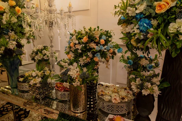 Uma Mesa Catering Casamento Com Decorações Florais — Fotografia de Stock
