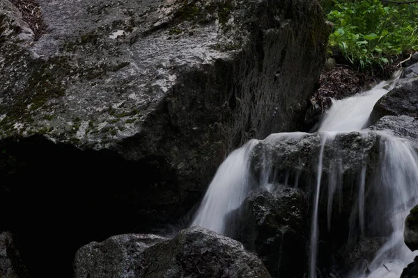 Detailní Záběr Krásného Vodopádu Zeleném Lese Tekoucího Přes Skály Lese — Stock fotografie