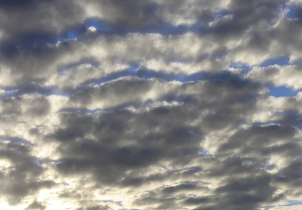 白い雲と灰色の雲の劇的な日の出 — ストック写真