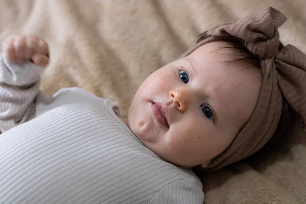 Close Bebê Recém Nascido Bonito Menina Deitada Cobertor Bege — Fotografia de Stock