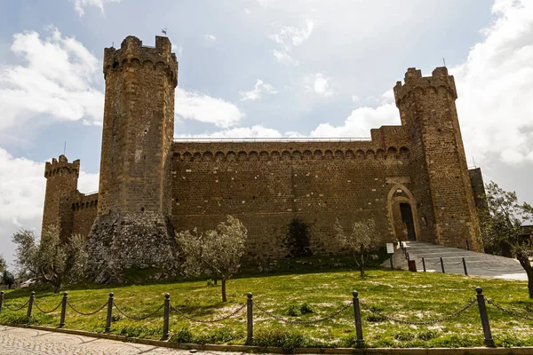 İtalya 'nın Siena kentindeki tarihi Montalcino şatosu.