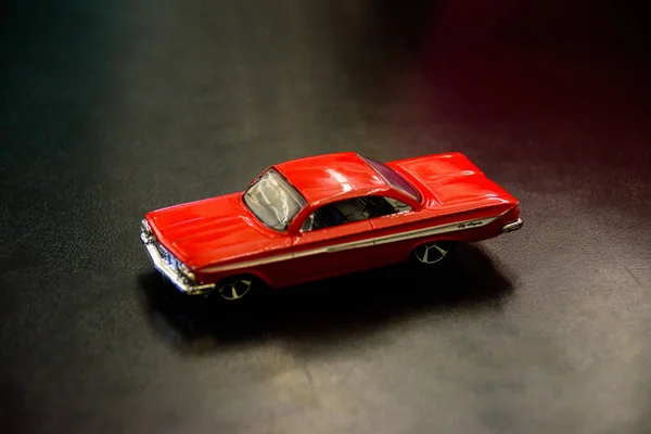 特写桌上一辆红色玩具车的特写 — 图库照片