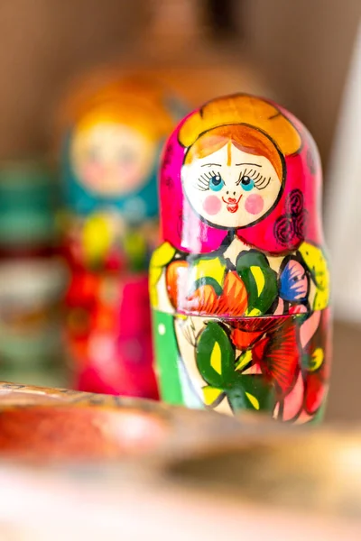 Eine Vertikale Nahaufnahme Der Russischen Matrjoschka Puppe Auf Verschwommenem Hintergrund — Stockfoto