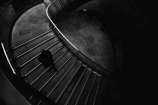 Uma Vista Tons Cinza Uma Pessoa Descendo Escadas Prédio — Fotografia de Stock