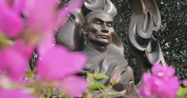 Thich Quang Dük 'ünün güzel demir heykeli Vietnam' da çiçeklerle çevrili.