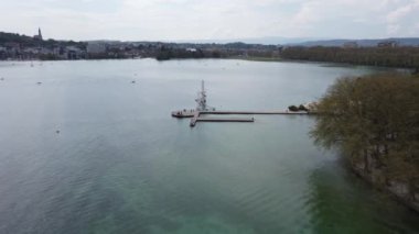 Annecy Gölü 'ndeki İmparatorluk plajındaki kızak..