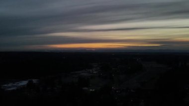 Ufukta dağ görünen bir kasabanın manzarası manzarası.