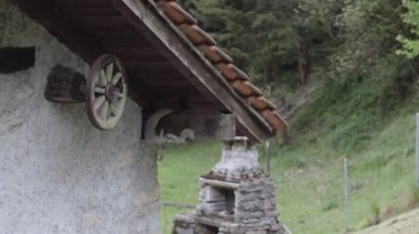 İsviçre, Ticino 'da Valle di Muggio ormanında eski bir ev.