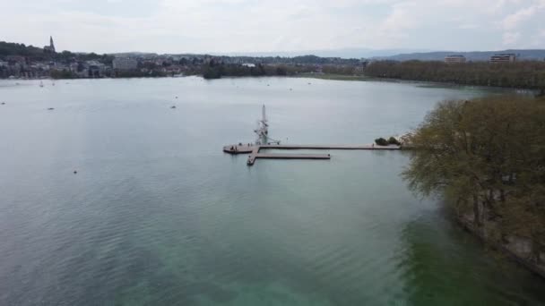 アヌシー湖のインペリアルビーチのトボガン — ストック動画