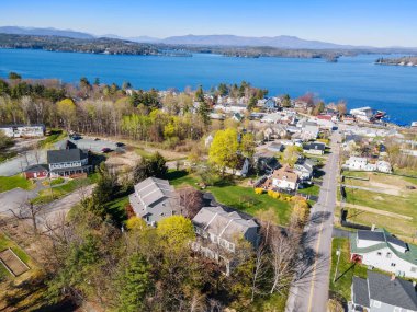 New Hampshire 'da ağaçlarla çevrili Northfield kasabasının hava manzarası.