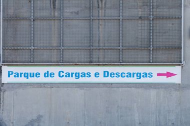 Yükleme ve boşaltma için bir bilgi ve yön tahtası