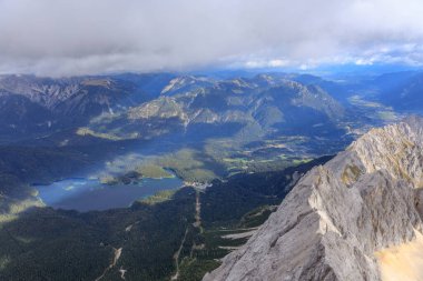 Zugspitze, Almanya 'da Eibsee Gölü ile dağlık bir arazinin havadan görünüşü