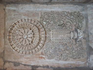 Duvardaki taş süslemeleri yakından çek.