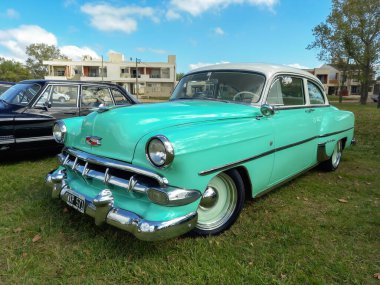 Chascomus, Arjantin - 9 Nisan 2022 - Eski Cyan Chevrolet Chevy Bel Air coupe 1950 'lerin başında çimlerin üzerine park edilmiş iki kapılı. Klasik araba şovu.