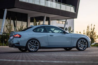 2022 BMW 22Oi gün batımı Johannesburg Güney Afrika 'da fotoşop