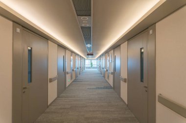 Modern bir hastanede dekorasyonu olan boş bir koridor.