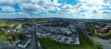 Binalar ve nakliye konteynerleriyle sanayi bölgesinin panoramik görüntüsü.