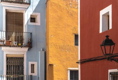 Güneşli bir günde parlak renklerle boyanmış tipik evler ve binalar. Villajoyosa, Alicante (İspanya)