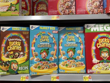 Grovetown, Ga USA - 04 20 22: Walmart perakende mağazası Lucky Charms çeşidi