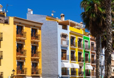 Güneşli bir günde parlak renklerle boyanmış tipik evler ve binalar. Villajoyosa, Alicante (İspanya)
