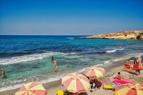 Una Spiaggia Piena Turisti Ombrelloni Nella Bellissima Città Hersonissos — Foto Stock