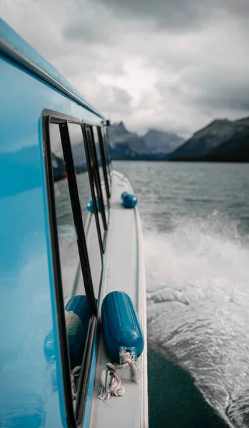 Tiro Vertical Uma Paisagem Natural Tirada Barco Lago Maligne Alberta — Fotografia de Stock