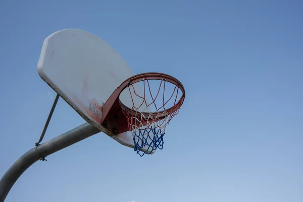 Oyun Sahasında Mavi Gökyüzüne Karşı Bir Basketbol Potasının Düşük Açılı — Stok fotoğraf