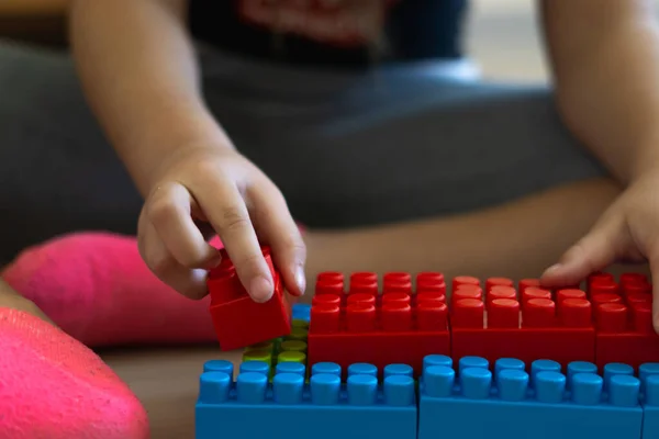 Kleines Mädchen Spielt Hause Mit Spielzeug Spielzeug Nach Art Von — Stockfoto