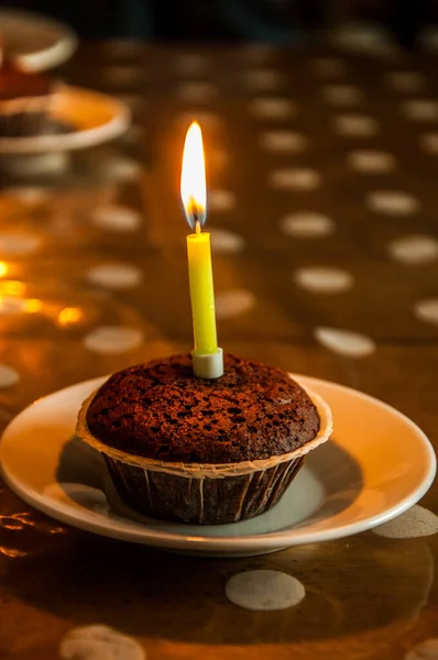 Eine Vertikale Aufnahme Eines Kleinen Cupcake Mit Einer Kerze Auf — Stockfoto