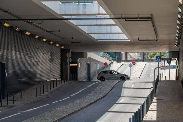 Lizbon Portekiz Bir Tünelden Geçen Bir Araba — Stok fotoğraf